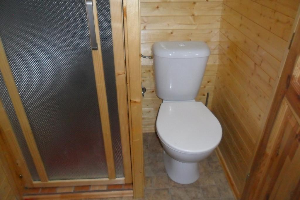 Berviller-en-Moselle Le Chalet Du Chemin Et Sa Roulotte מראה חיצוני תמונה