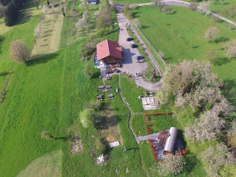 Berviller-en-Moselle Le Chalet Du Chemin Et Sa Roulotte מראה חיצוני תמונה